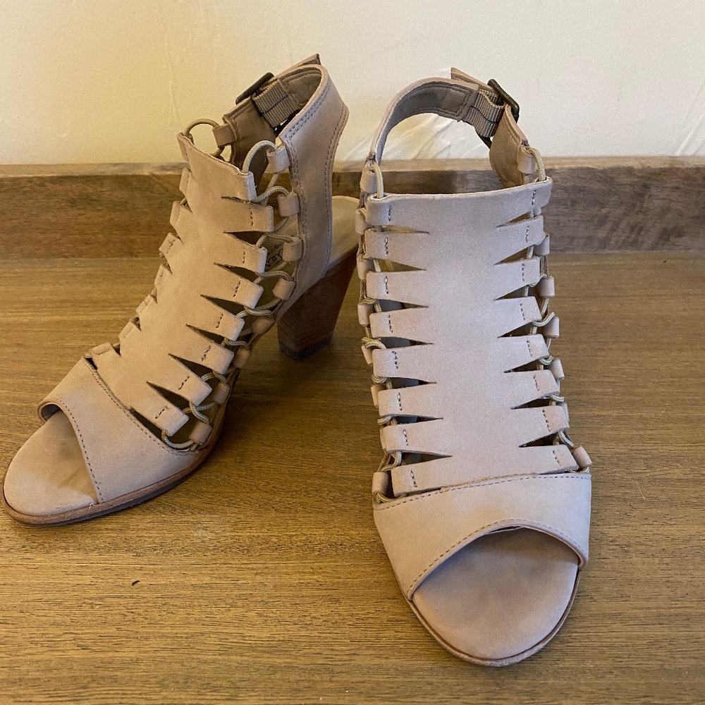 High heel caged sandal. Nubuck . 5.5. Elite by Walking Cradles